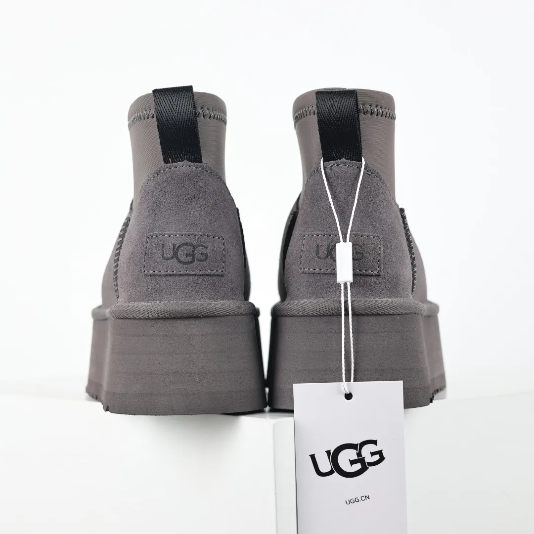 Pick up locally 💰600 Core recommended good price It is a very suitable choice for home furnishings. In the new year, uug launched a series of styles, which are partial to the preferences of young consumers and have also moved to the forefront of fashion trends. Shoe body material: water-repellent coated suede upper, 17 mm UGGPURE™ implantable wool insole, lightweight non-slip and comfortable rubber outsole, with brand LOGO and trademark, with full packaging Size: 35 36 37 38 39 40